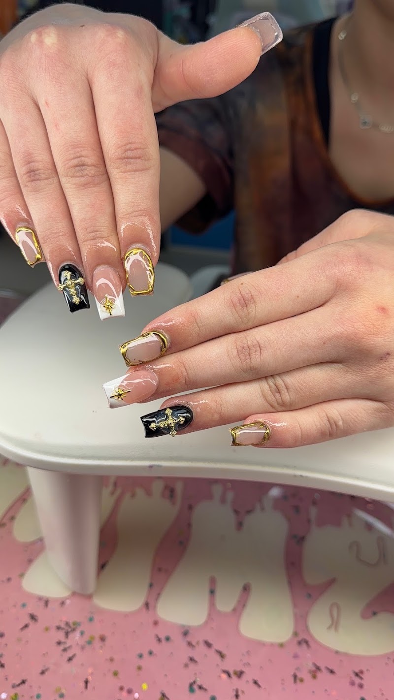 Mild 2 Wild Salon and Tattoo Parlor, nail salon in Lorain, OH, photo 2 of 9