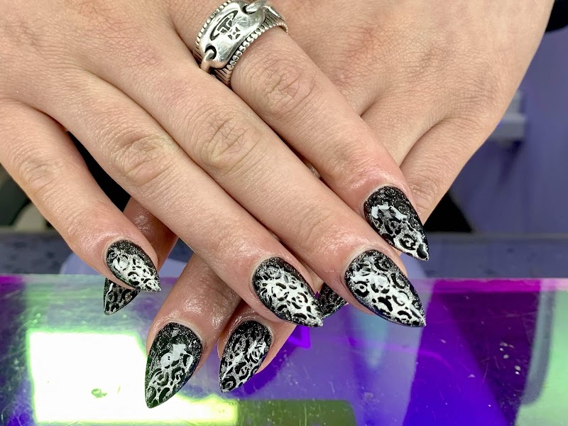 Mild 2 Wild Salon and Tattoo Parlor, nail salon in Lorain, OH, photo 6 of 9